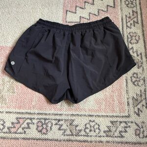 lululemon hotty hot 2.5” shorts